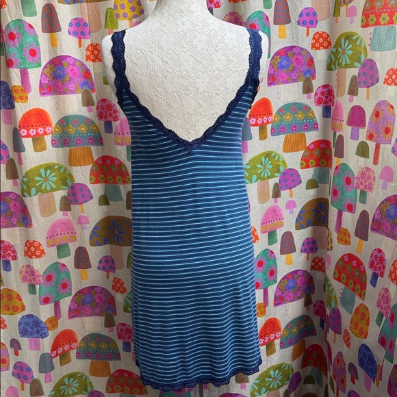 Old Navy Nightgown with Lace. Small - Picture 5 of 9